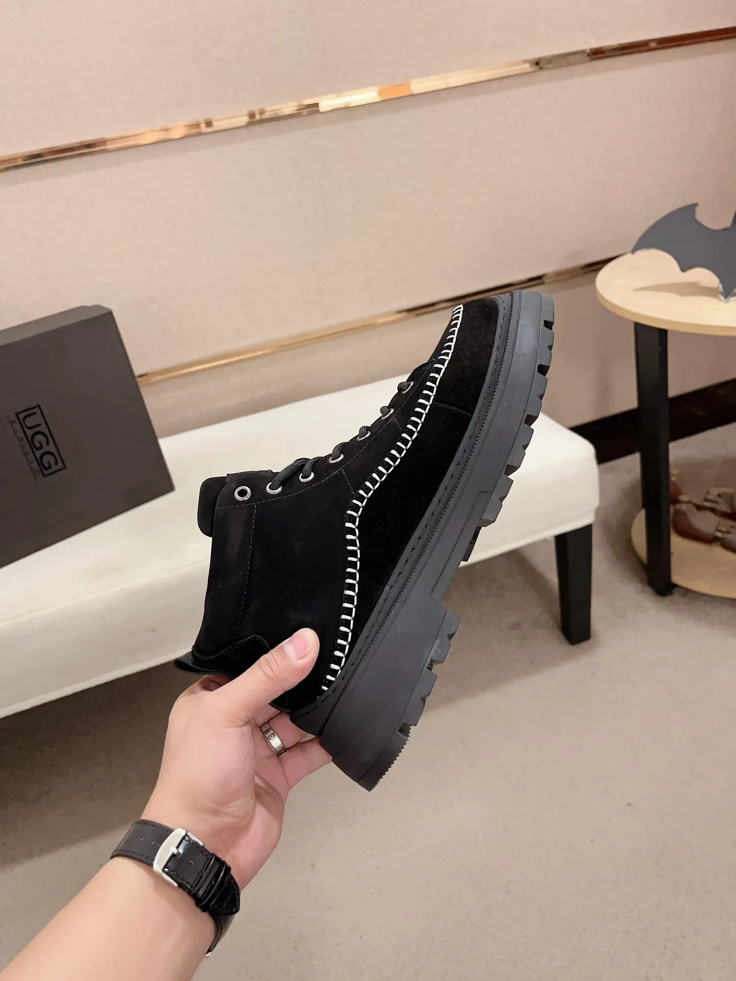 Factory price: 760💰North American men's shoes Ugg ☃️In the special sale of new high-quality men's shoes snow boots in autumn and winter, the nemesis of extreme cold weather! Made of cowhide leather, merino wool lining, and original outsole, whether driving, outdoor or daily wear, there is always one that suits you! Code number 39-44